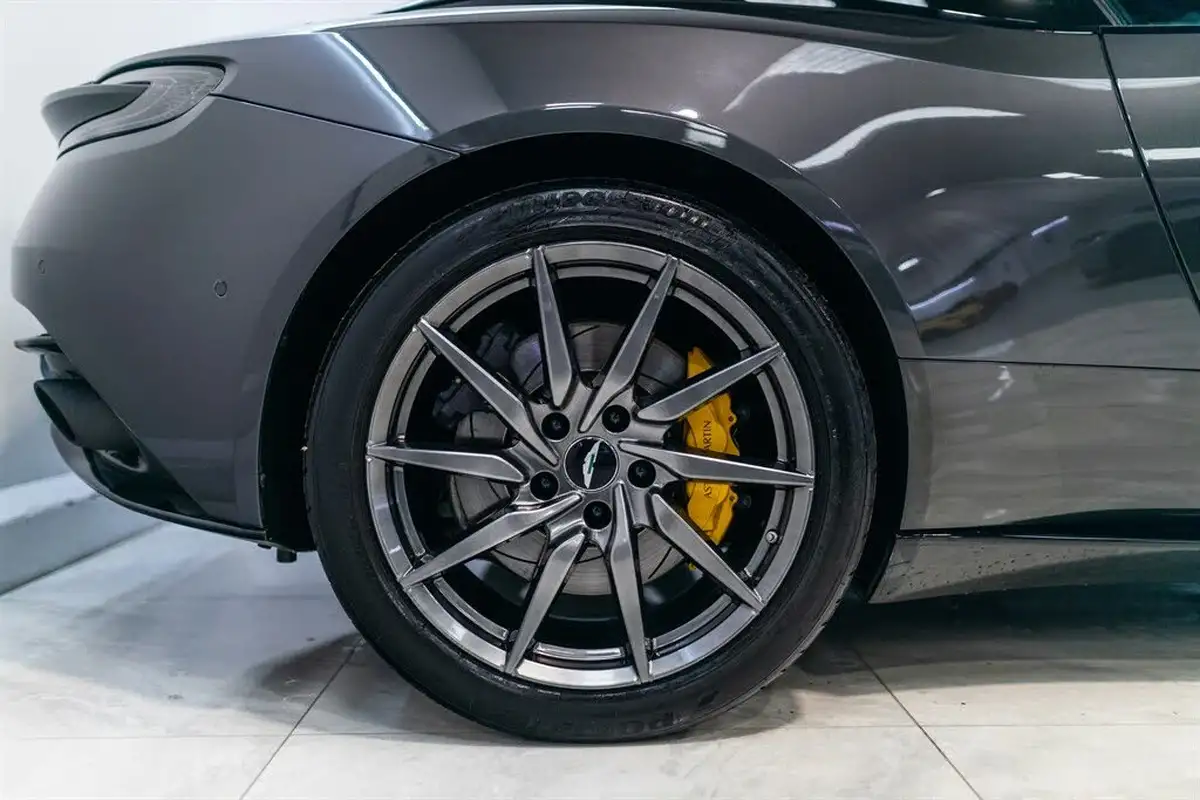 2017-aston-martin-db11-52-v12-big-11