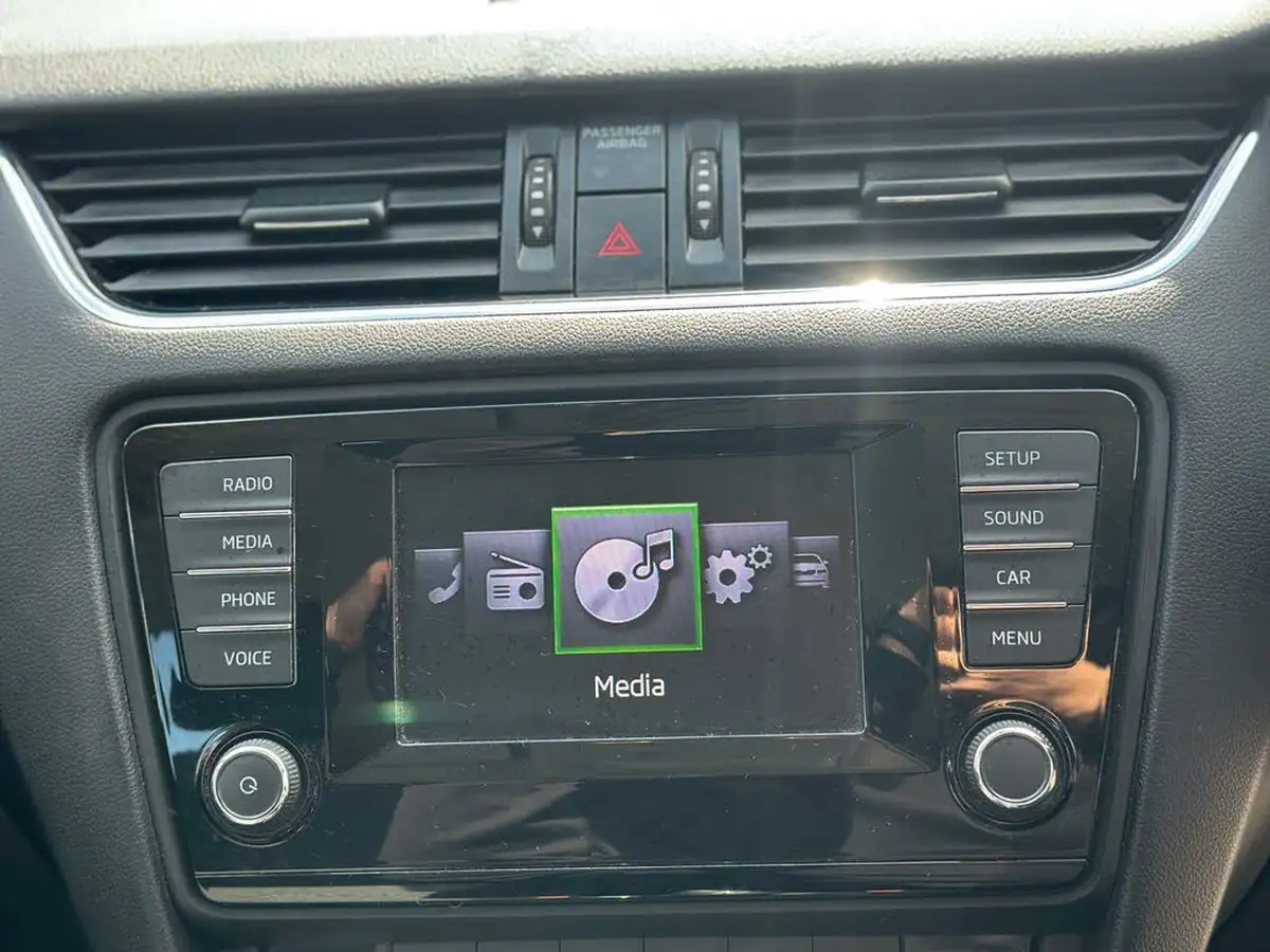 2014-skoda-octavia-16tdi-se-estate-big-45