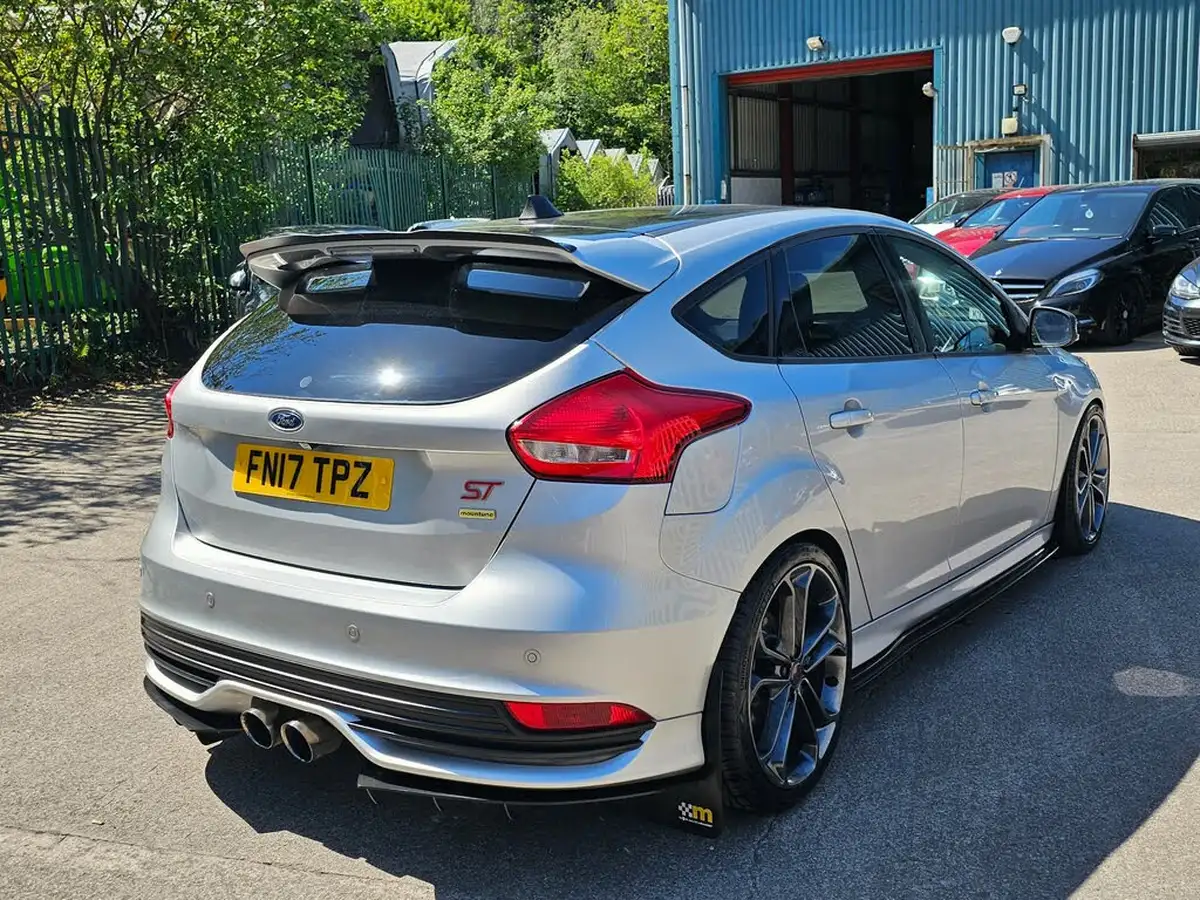 2017-ford-focus-20t-st3-hatchback-big-4