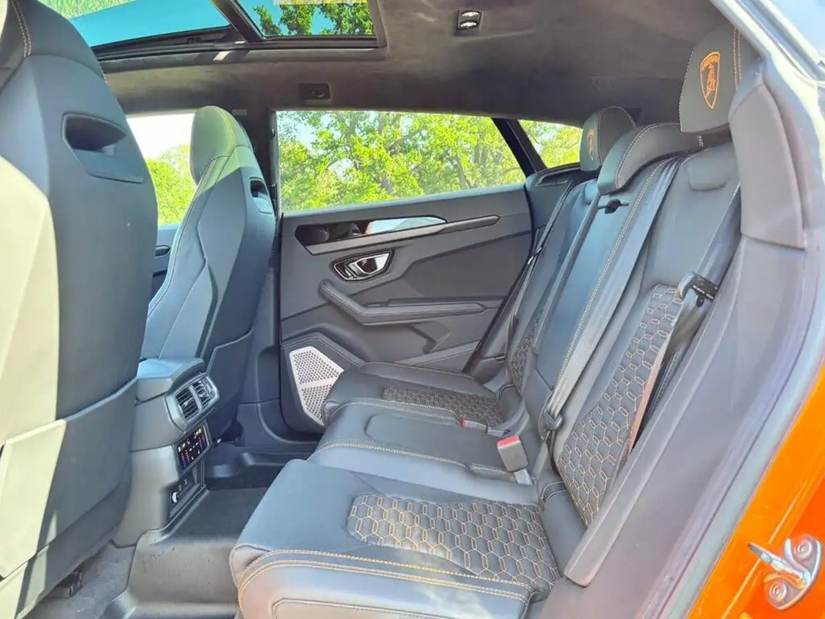 2023-lamborghini-urus-40-no-trim-big-12