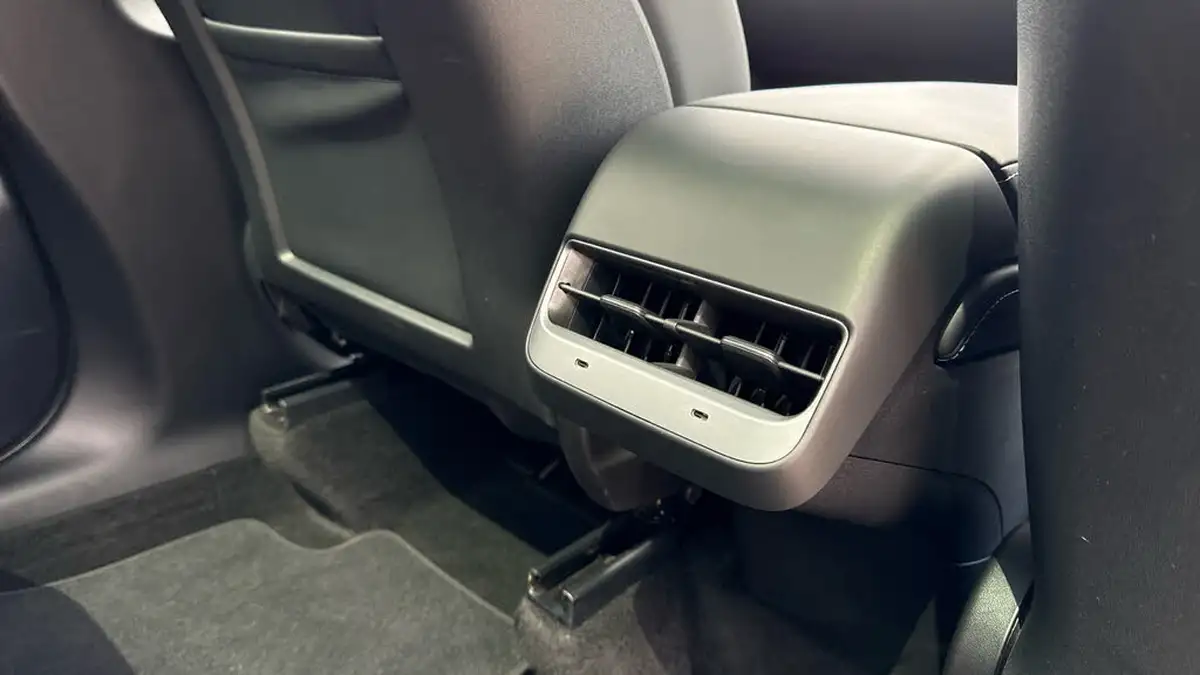 2023-tesla-model-y-e-rwd-big-16