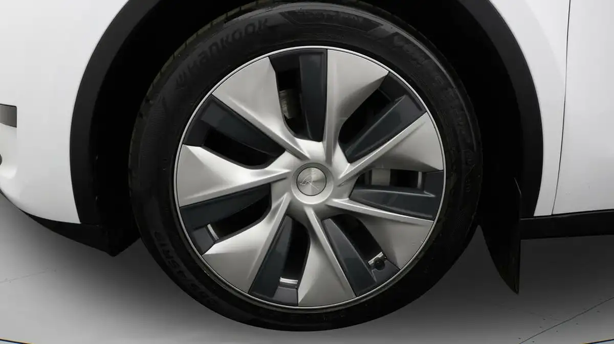 2023-tesla-model-y-e-rwd-big-17