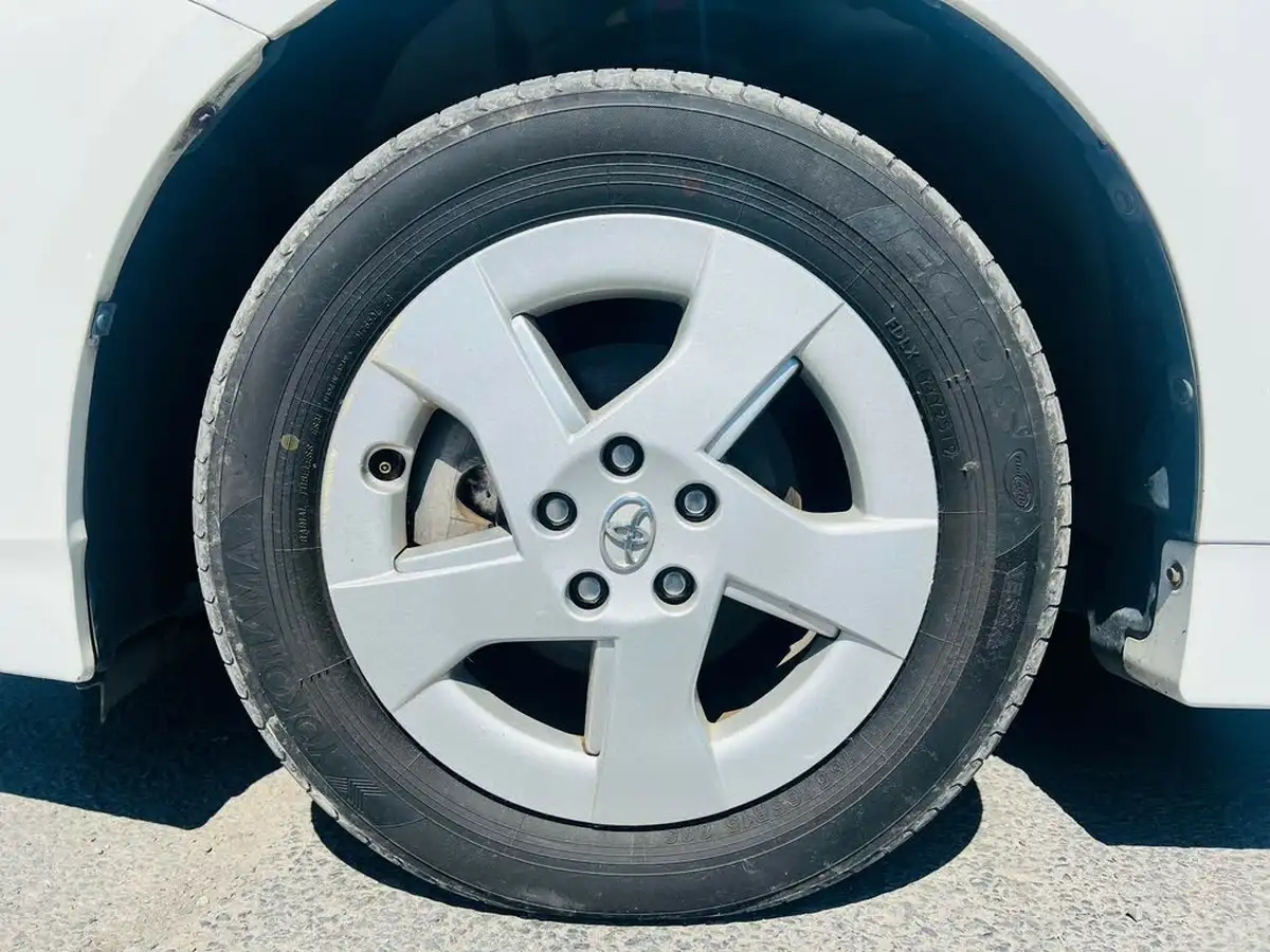 2011-toyota-prius-big-14