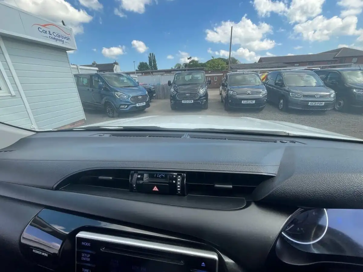 2020-toyota-hi-lux-24d-4d-active-150hpeu6dt-e-35t-double-pick-up-big-21