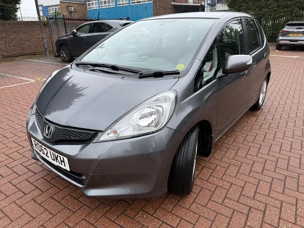 2012-honda-jazz-14-es-cvt-big-2