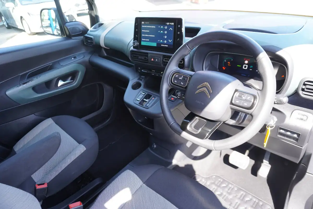 2023-citroen-berlingo-e-flair-xtr-m-size-big-3