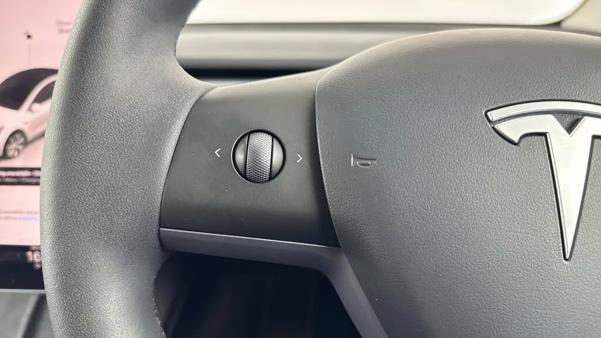 2023-tesla-model-y-e-rwd-big-16