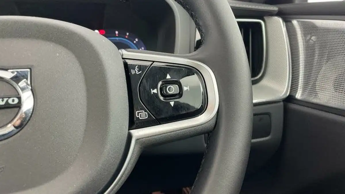 2024-volvo-xc60-20-b5-ultra-black-edition-big-6