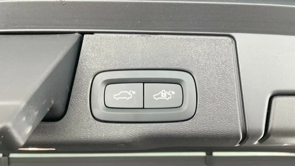 2024-volvo-xc60-20-b5-ultra-black-edition-big-30