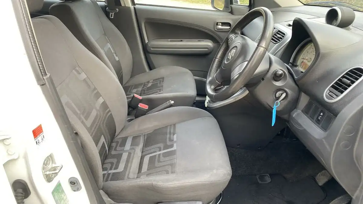 2012-suzuki-splash-10-sz2-big-24