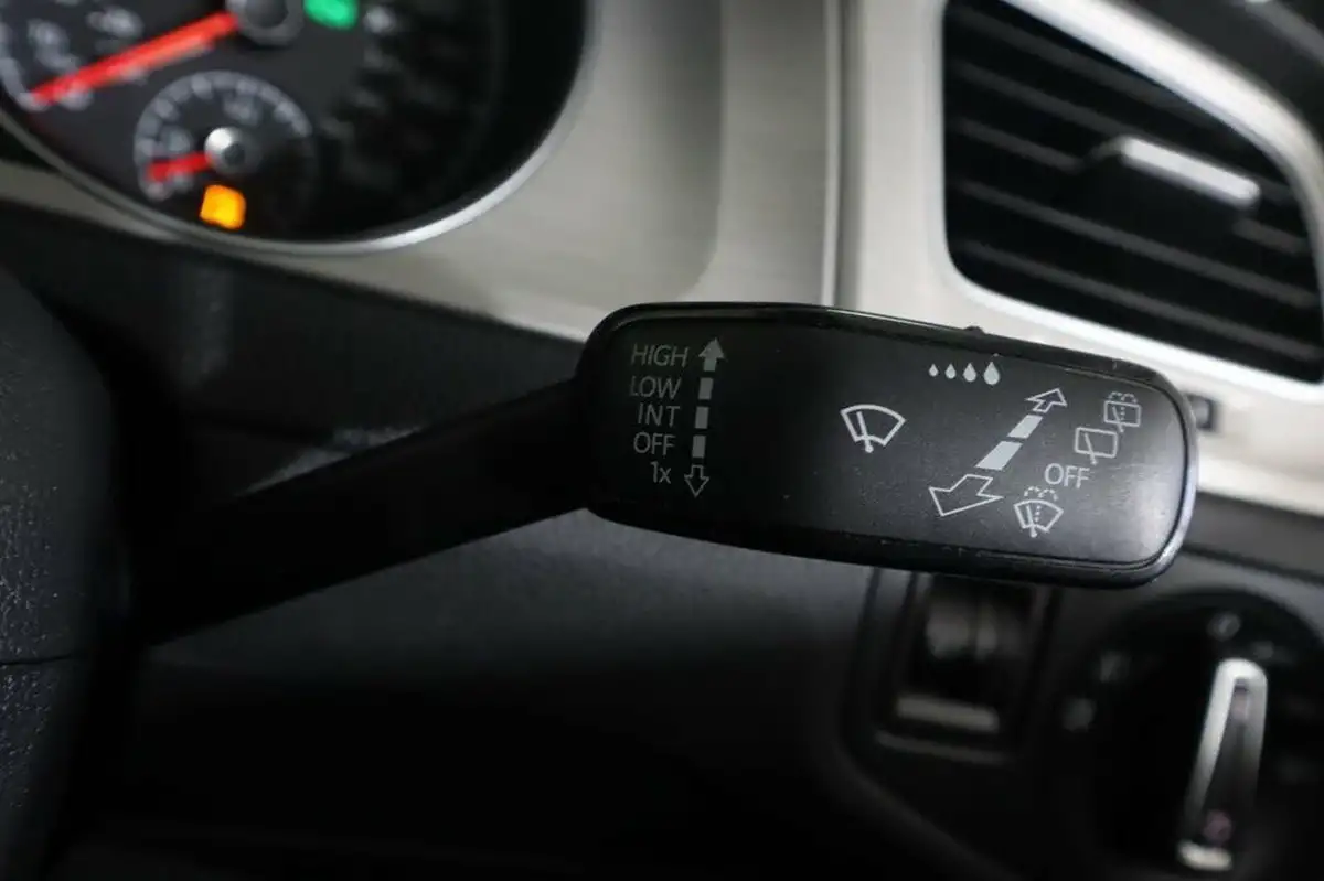 2015-volkswagen-golf-20tdi-match-bmtss-5d-dsg-big-22