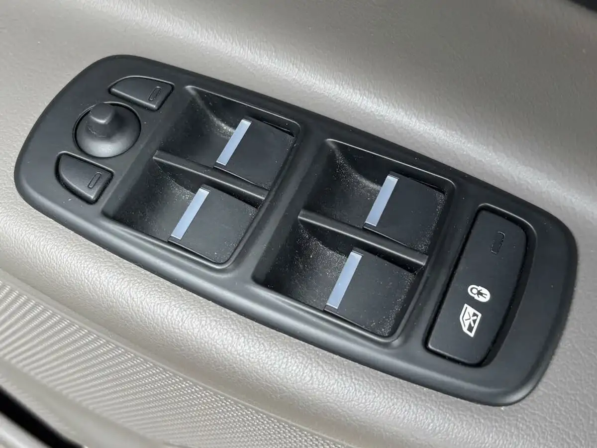 2018-jaguar-xe-20d-portfolio-180ps-1999cc-auto-big-38