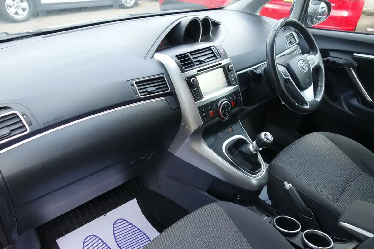 2016-toyota-verso-16d-d-4d-trend-big-14