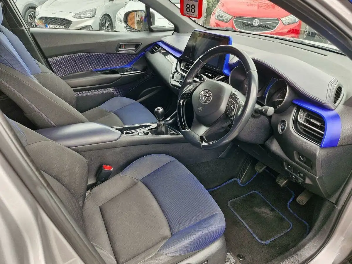 2017-toyota-c-hr-12-dynamic-big-10