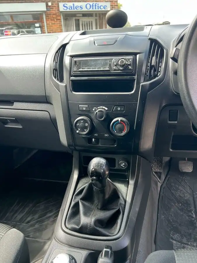2019-isuzu-d-max-19td-utility-4x4-extended-pick-up-big-15