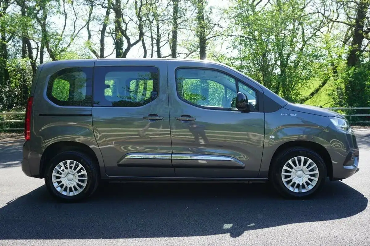 2024-toyota-proace-city-verso-e-shuttle-medium-big-10