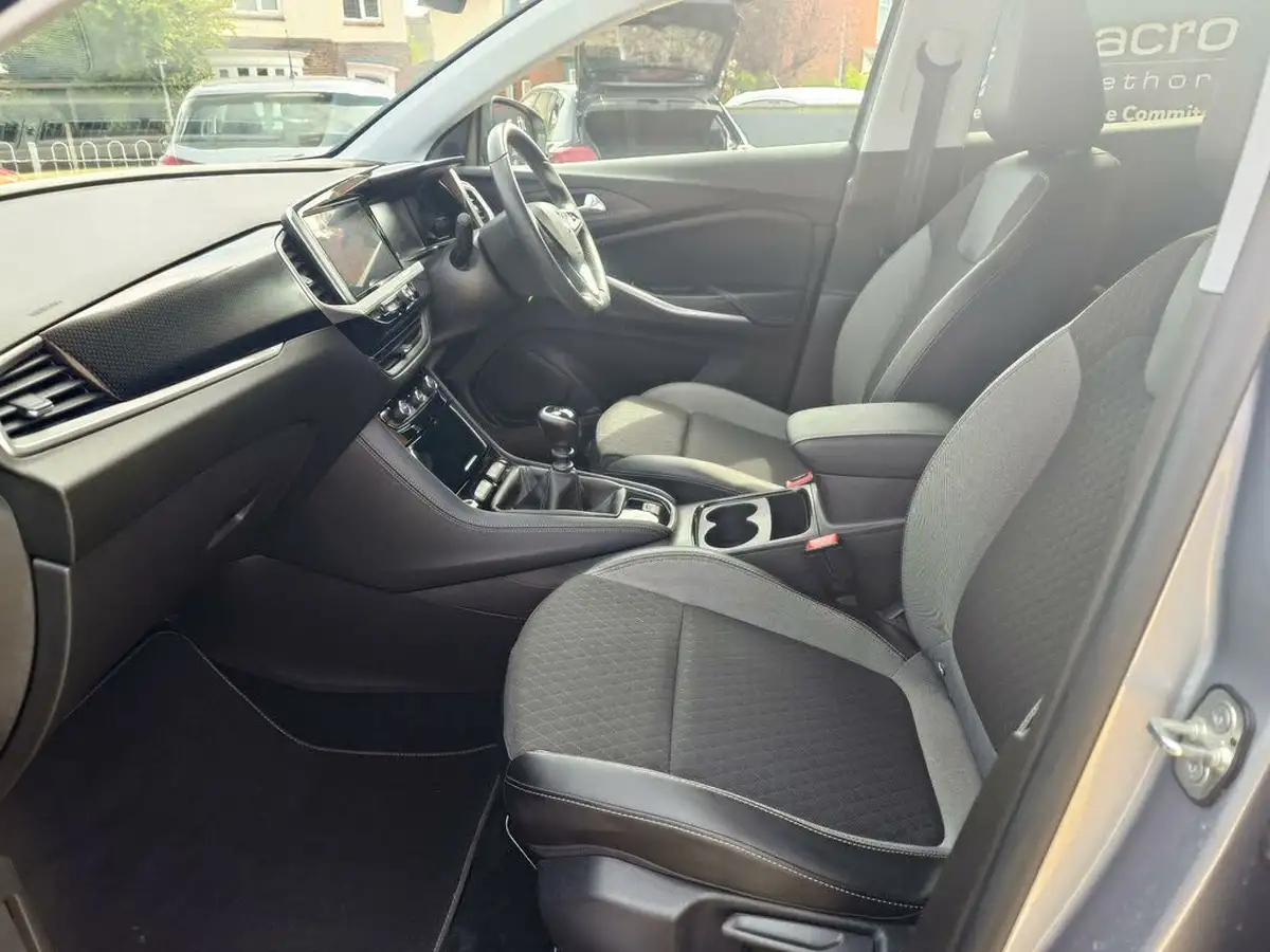 2022-vauxhall-grandland-12-gs-line-big-17
