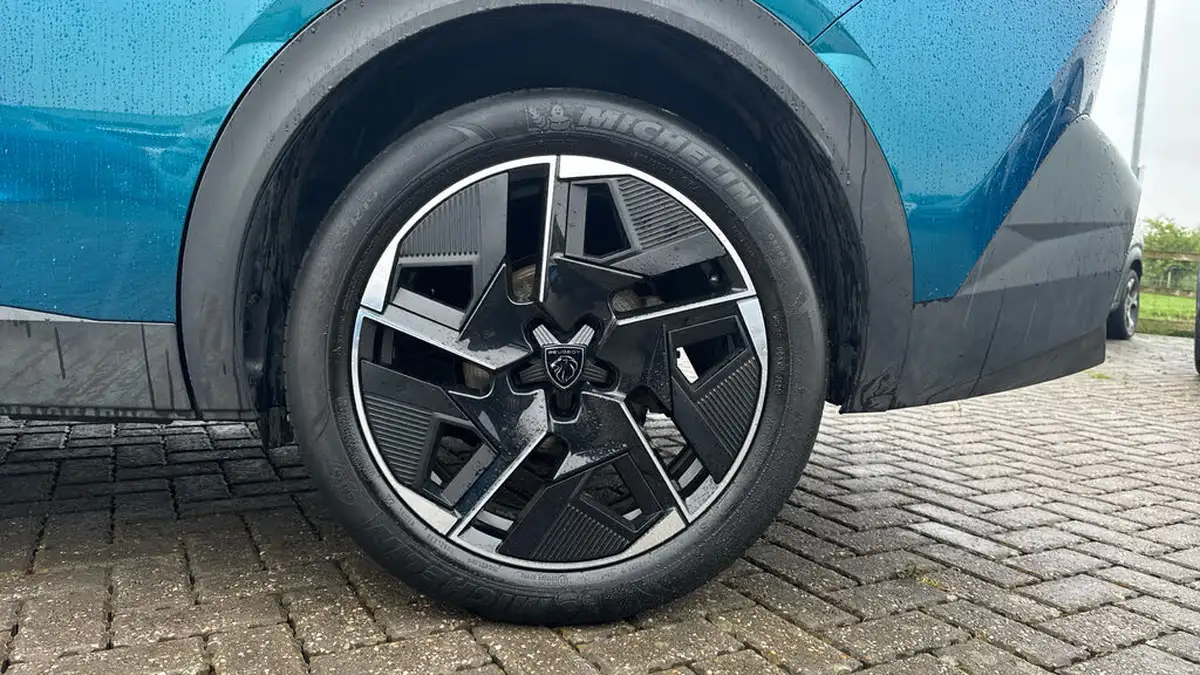2023-peugeot-408-12-puretech-gt-130ps-ss-eat8-big-14