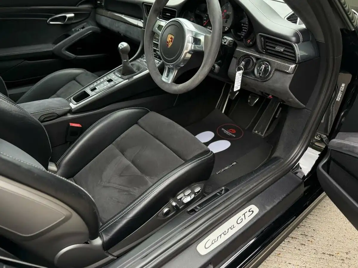 2015-porsche-911-38-carrera-gts-coupe-big-39