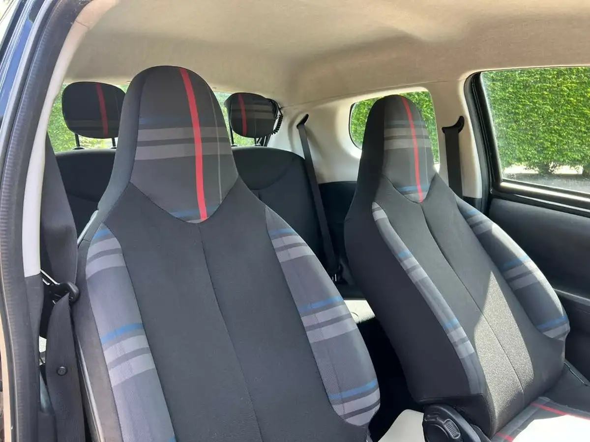 2015-peugeot-108-10-active-hatchback-3d-big-29