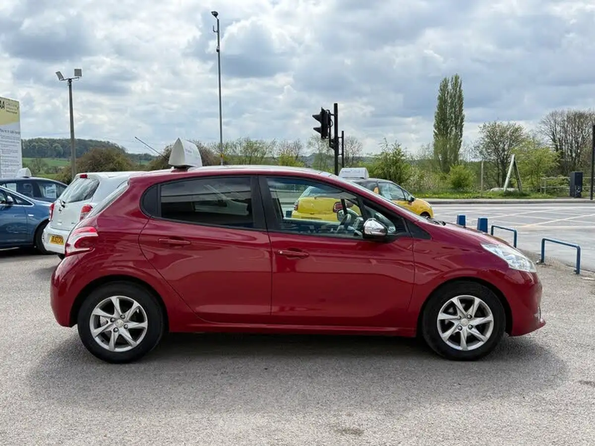 2014-peugeot-208-14td-style-14hdi-68bhp-5d-big-5