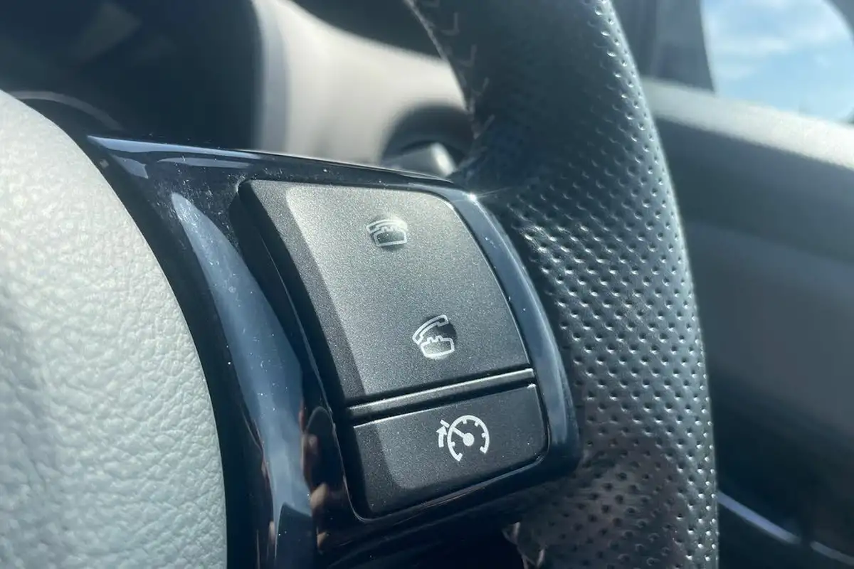 2016-toyota-yaris-133-design-bi-tone-big-22