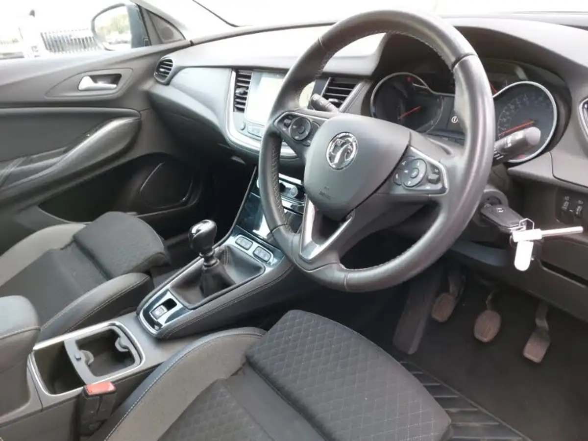 2021-vauxhall-grandland-x-12-sri-nav-big-11