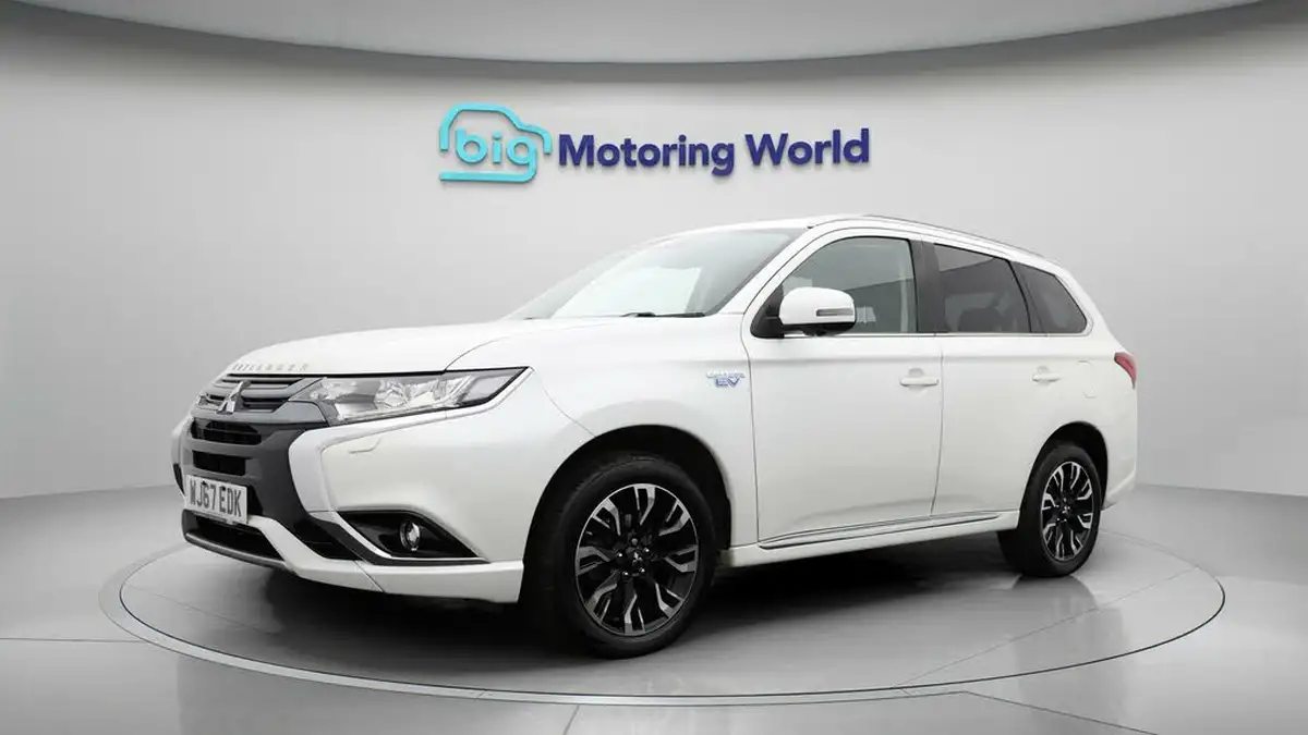 2017-mitsubishi-outlander-20-4h-phev-big-3