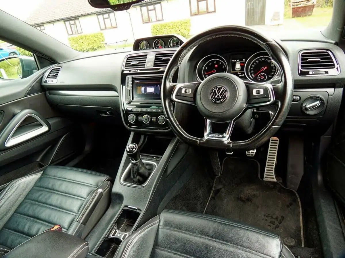 2016-volkswagen-scirocco-20-tsi-r-line-big-30