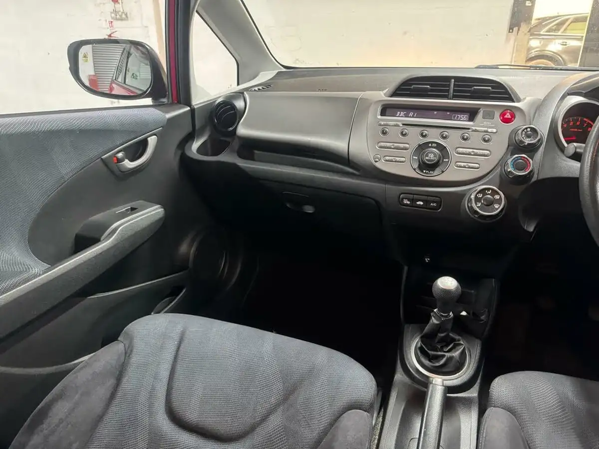 2010-honda-jazz-14-es-big-34