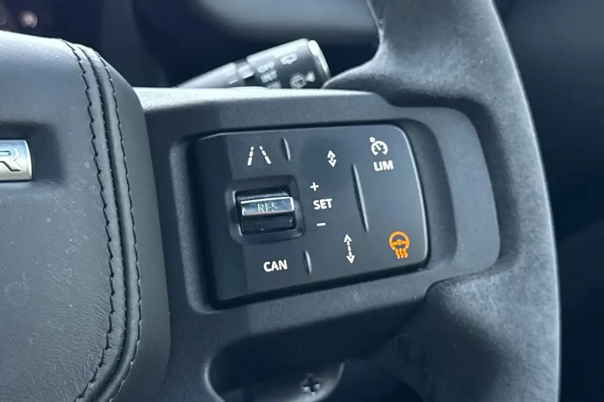 2022-land-rover-110-defender-50-p525-v8-big-48