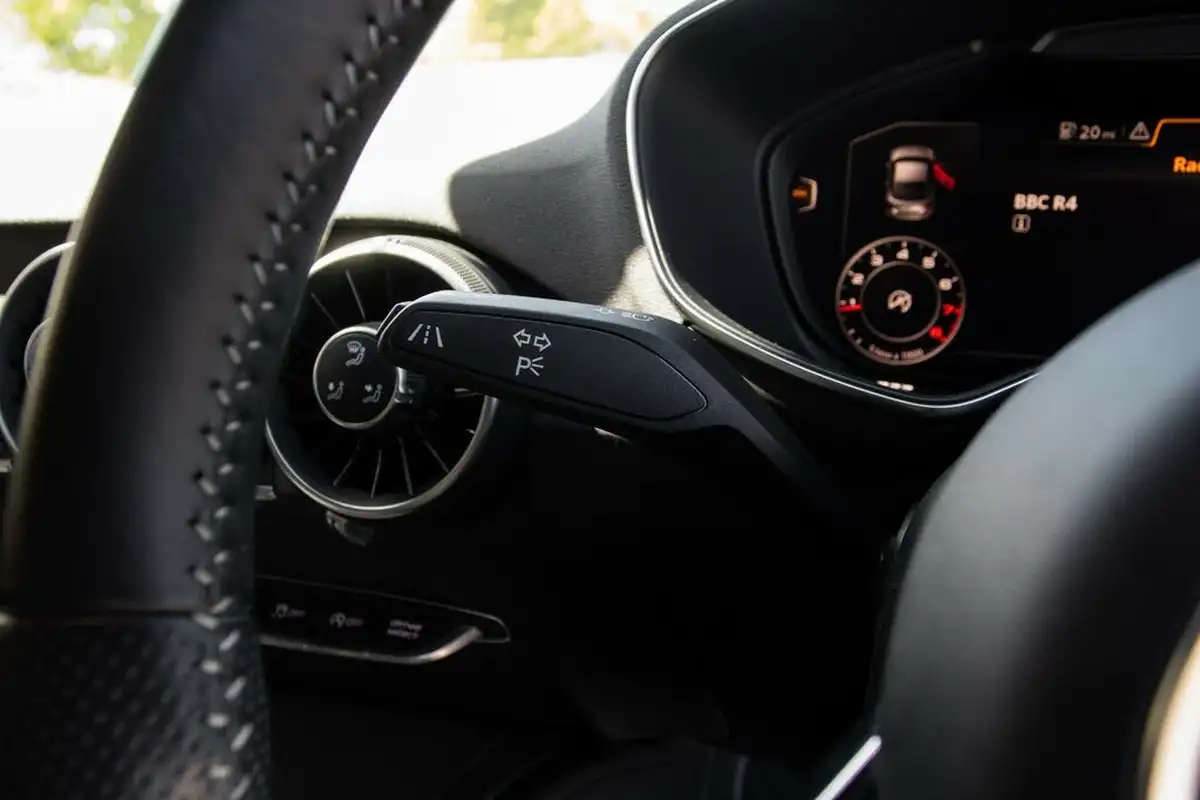 2015-audi-tt-coupe-20-tfsi-s-line-big-16