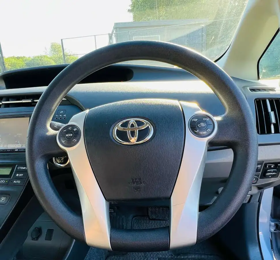 2010-toyota-prius-big-26