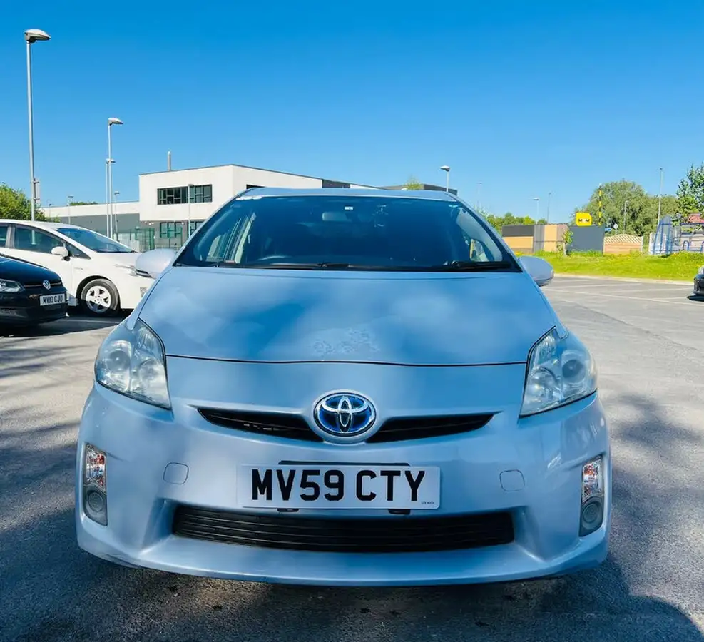 2010-toyota-prius-big-2