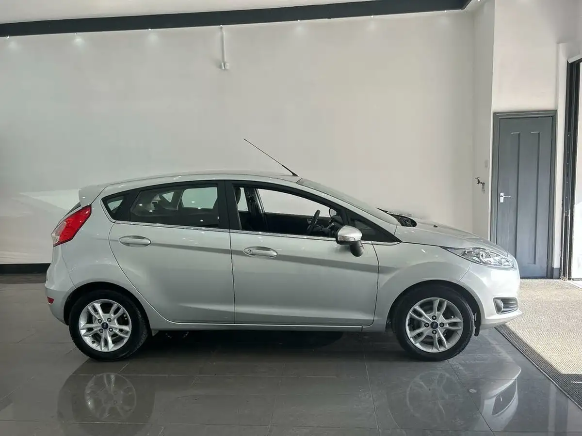 2015-ford-fiesta-10-zetec-100ps-e6-ecoboost-ss-5d-big-7