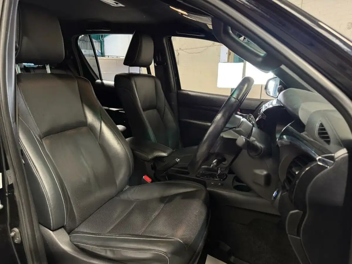 2018-toyota-hi-lux-24d-4d-invincible-at35-32t-auto-big-5