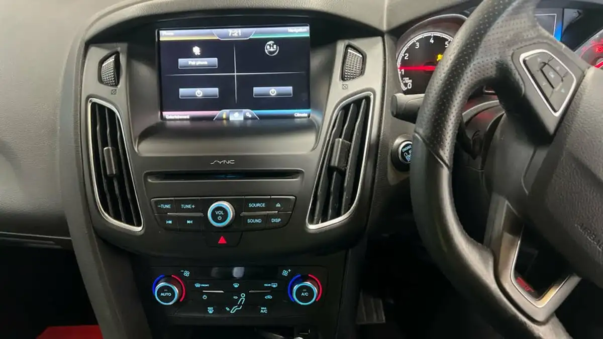 2016-ford-focus-20t-st2-hatchback-big-5