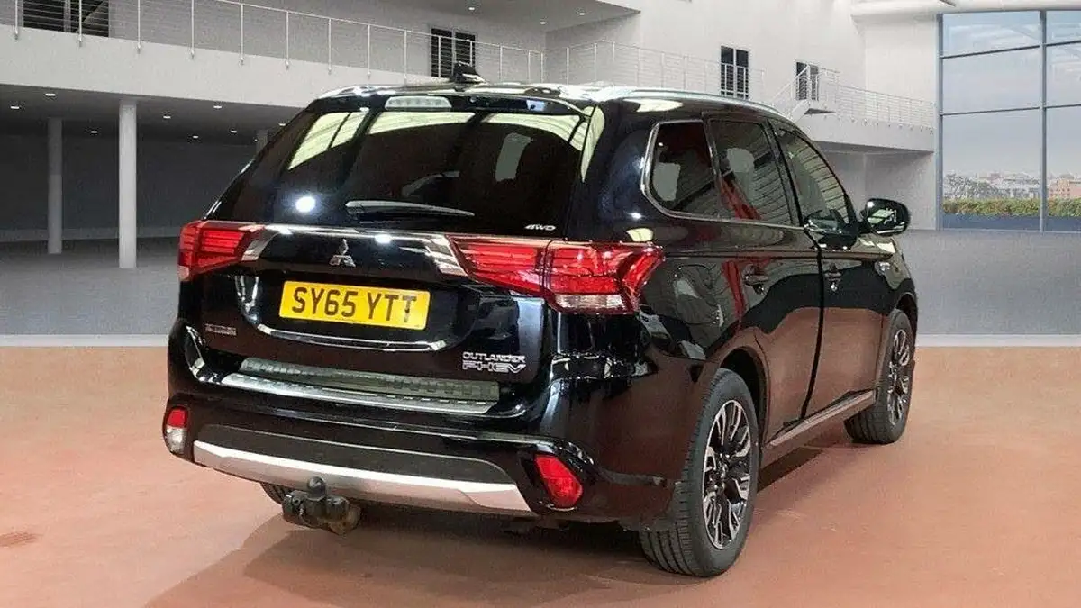 2015-mitsubishi-outlander-20-gx4h-phev-big-4