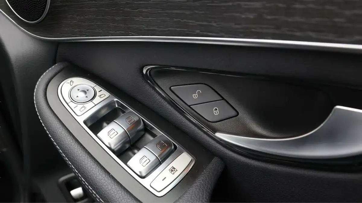 2020-mercedes-benz-glc-class-20d-glc220d-amg-line-station-wagon-5d-4matic-plus-big-21