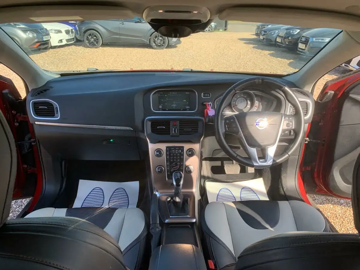 2015-volvo-v40-20td-d2-cross-country-lux-nav-geartronic-big-32
