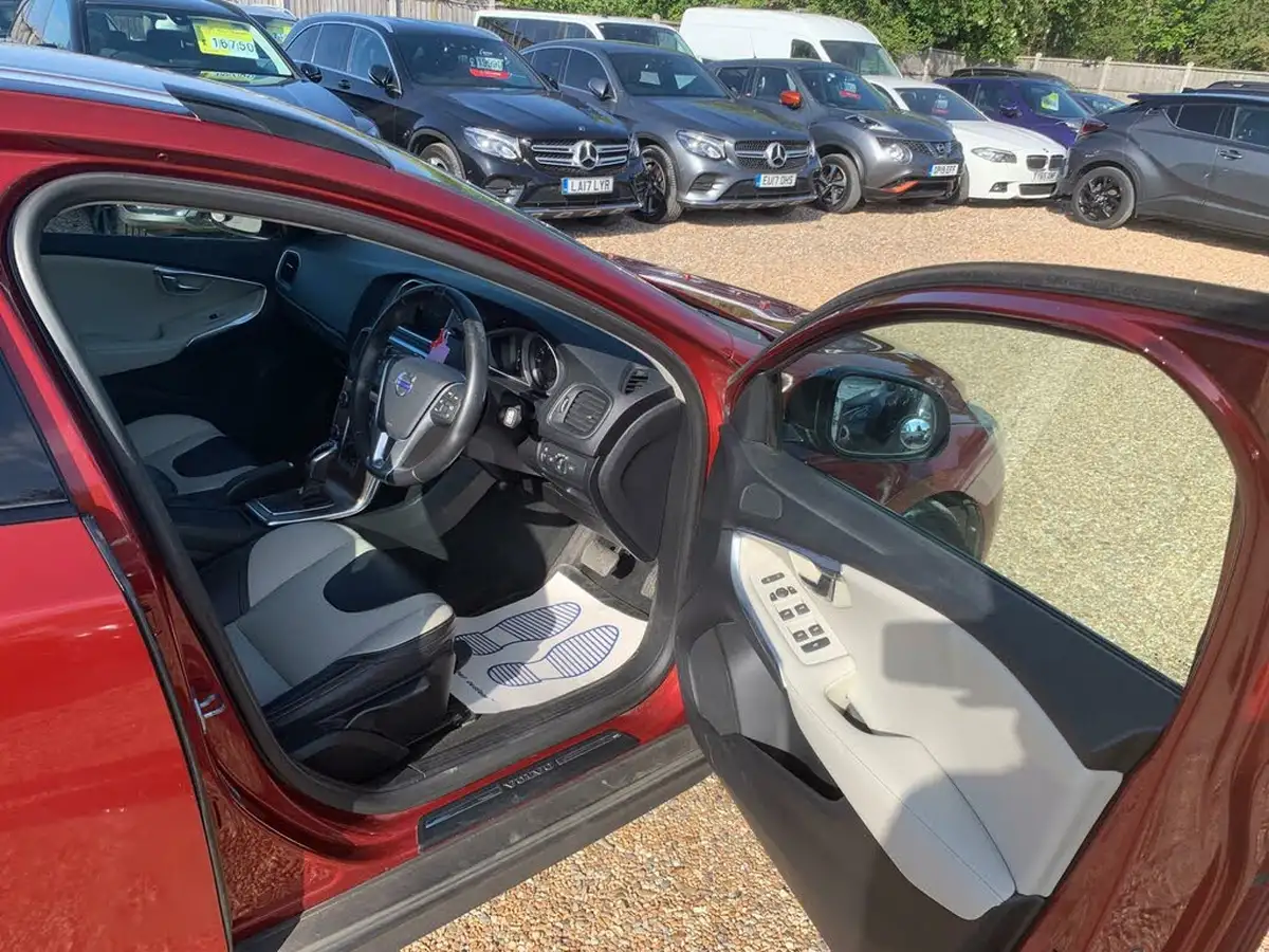 2015-volvo-v40-20td-d2-cross-country-lux-nav-geartronic-big-8