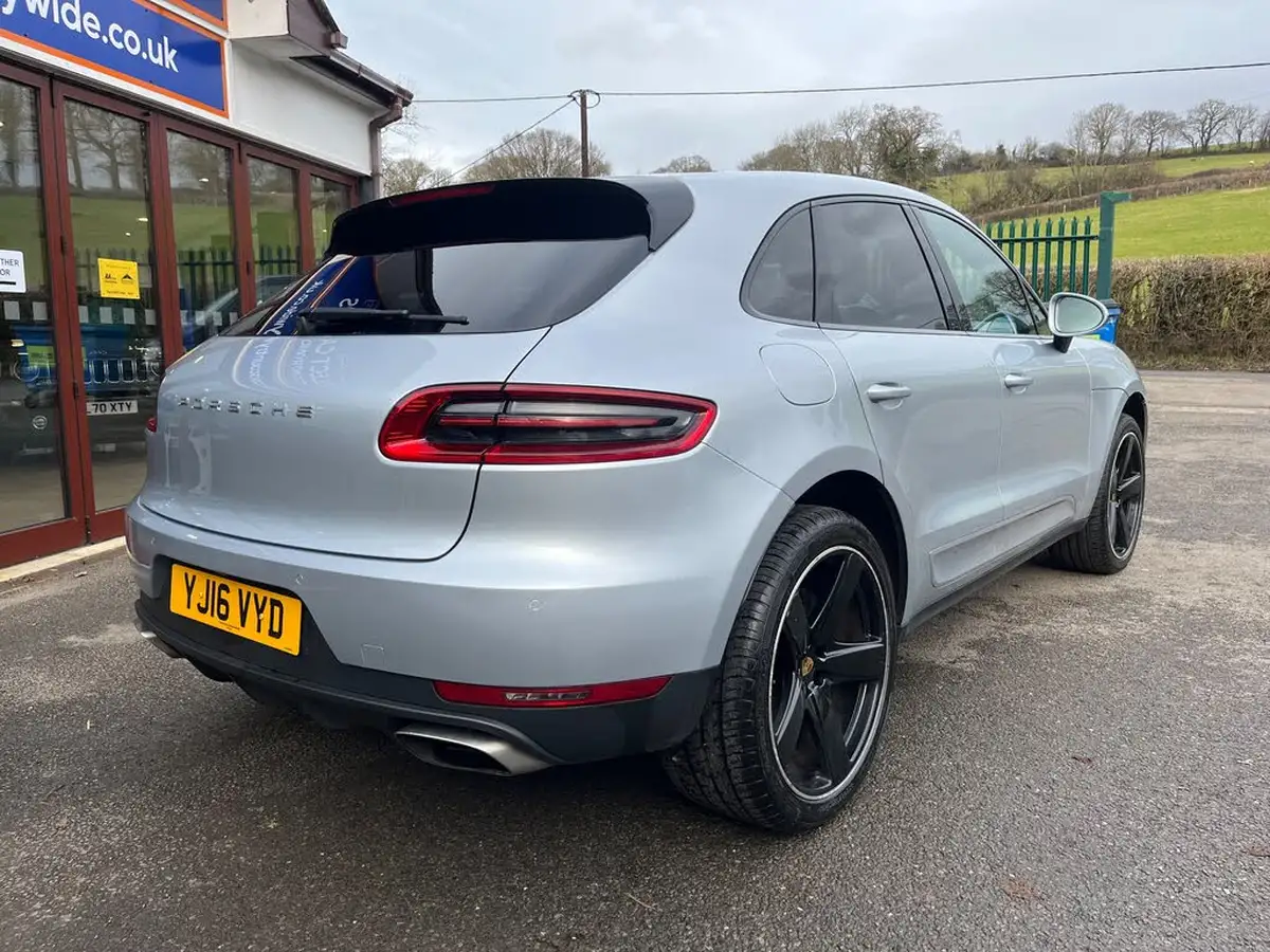 2016-porsche-macan-20-big-8