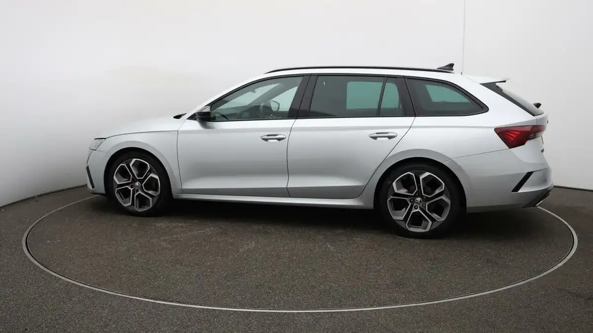 2021-skoda-octavia-20tdi-vrs-estate-big-58