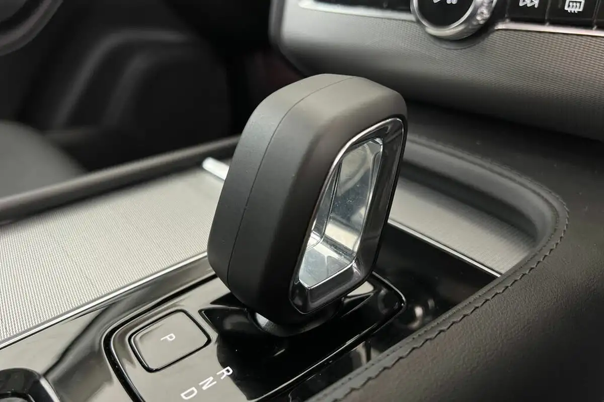 2024-volvo-xc90-20-t8-plus-big-12