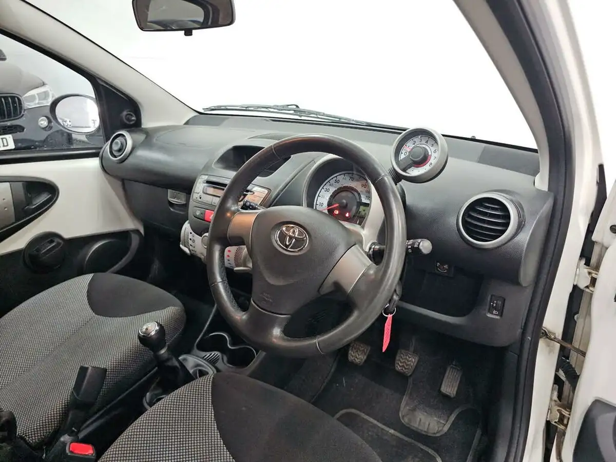 2013-toyota-aygo-10-aygo-fire-5d-big-11