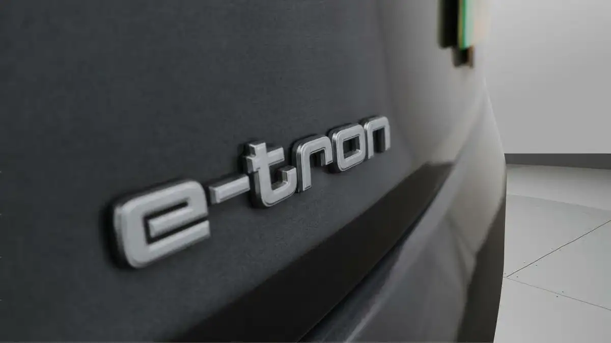 2022-audi-e-tron-50e-black-edition-station-wagon-big-21