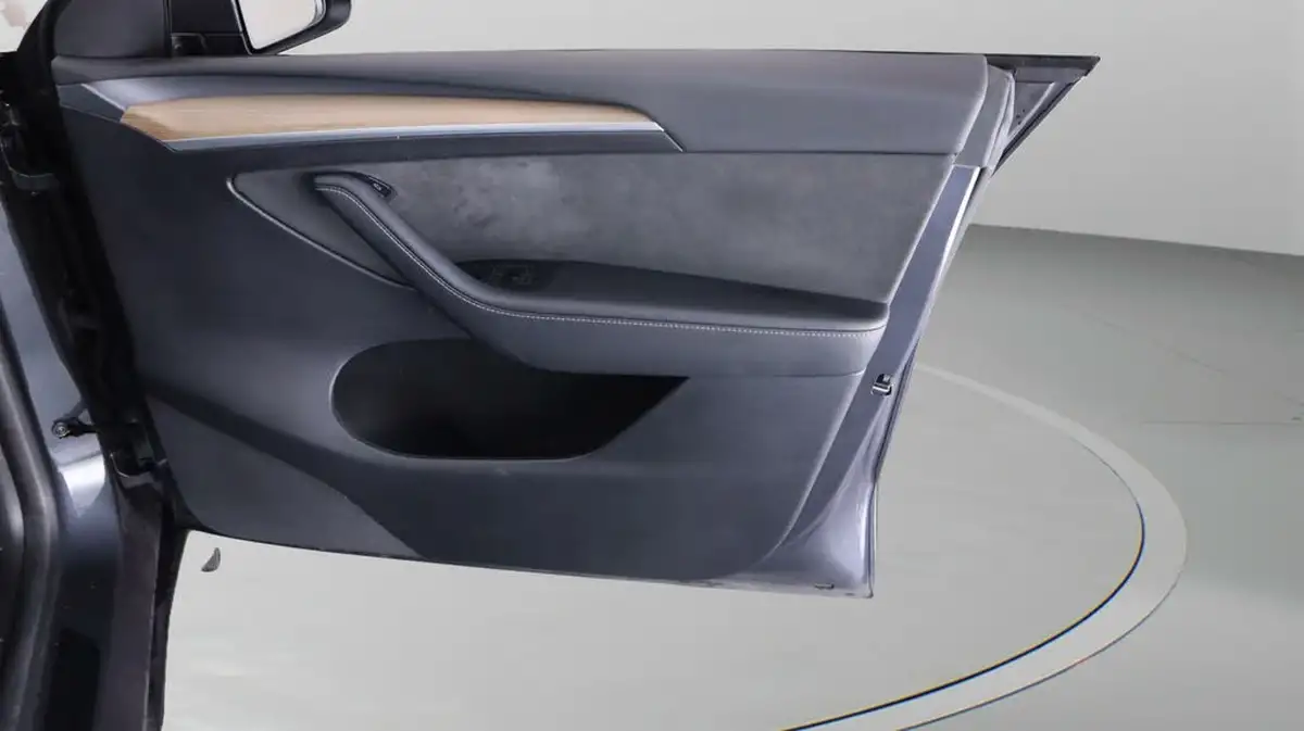 2022-tesla-model-y-e-long-range-big-15