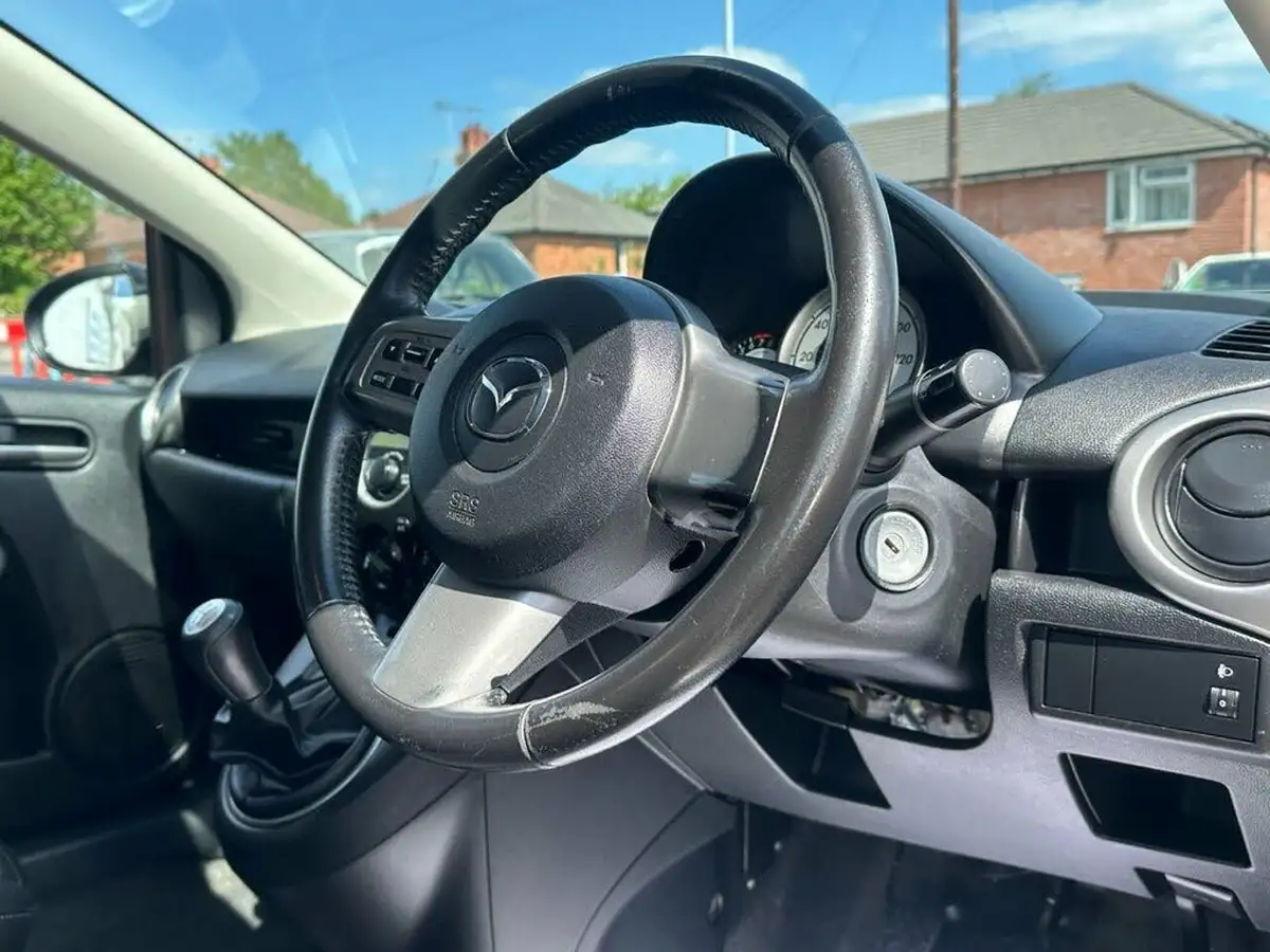2010-mazda-mazda2-13-tamura-5d-big-22