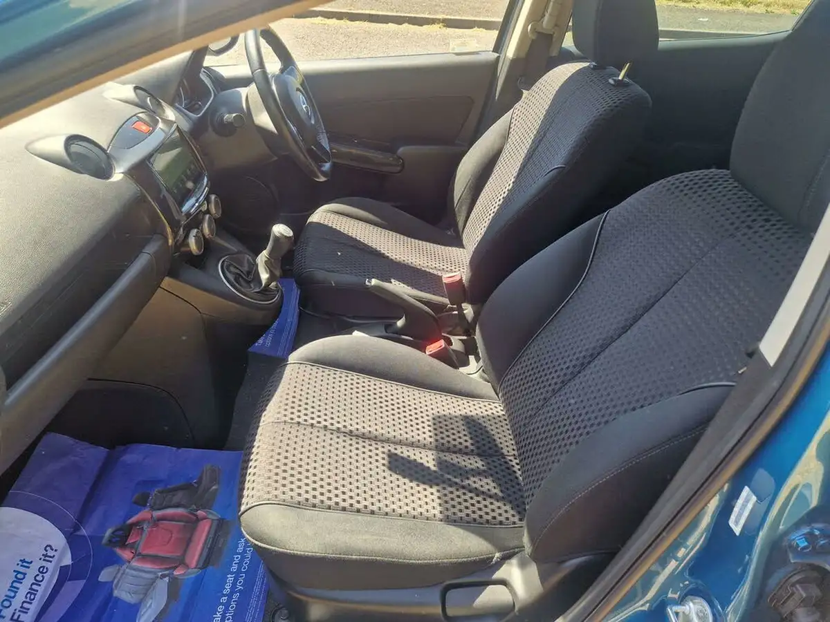 2014-mazda-mazda2-13-sport-venture-big-37