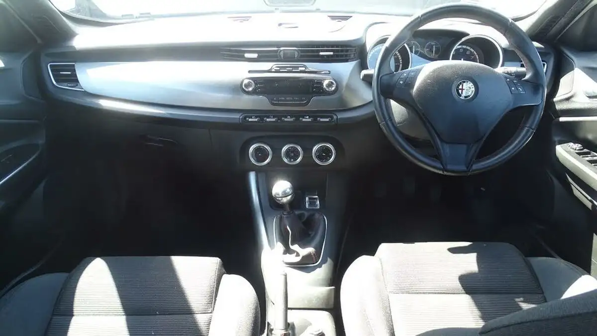 2013-alfa-romeo-giulietta-14-collezione-multiair-170bhp-big-40